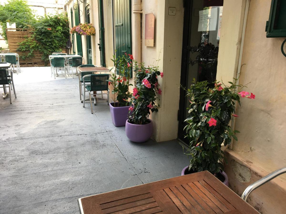 Hostellerie De La Source Arles Bagian luar foto