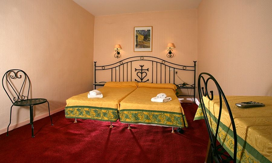 Hostellerie De La Source Arles Bagian luar foto